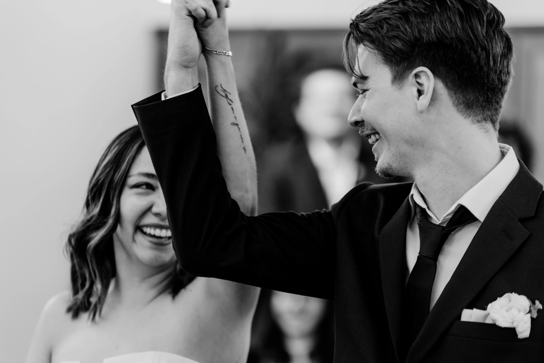 Paulina and Pascal – Couple with sunglasses at the celebration in Schwabing, Munich