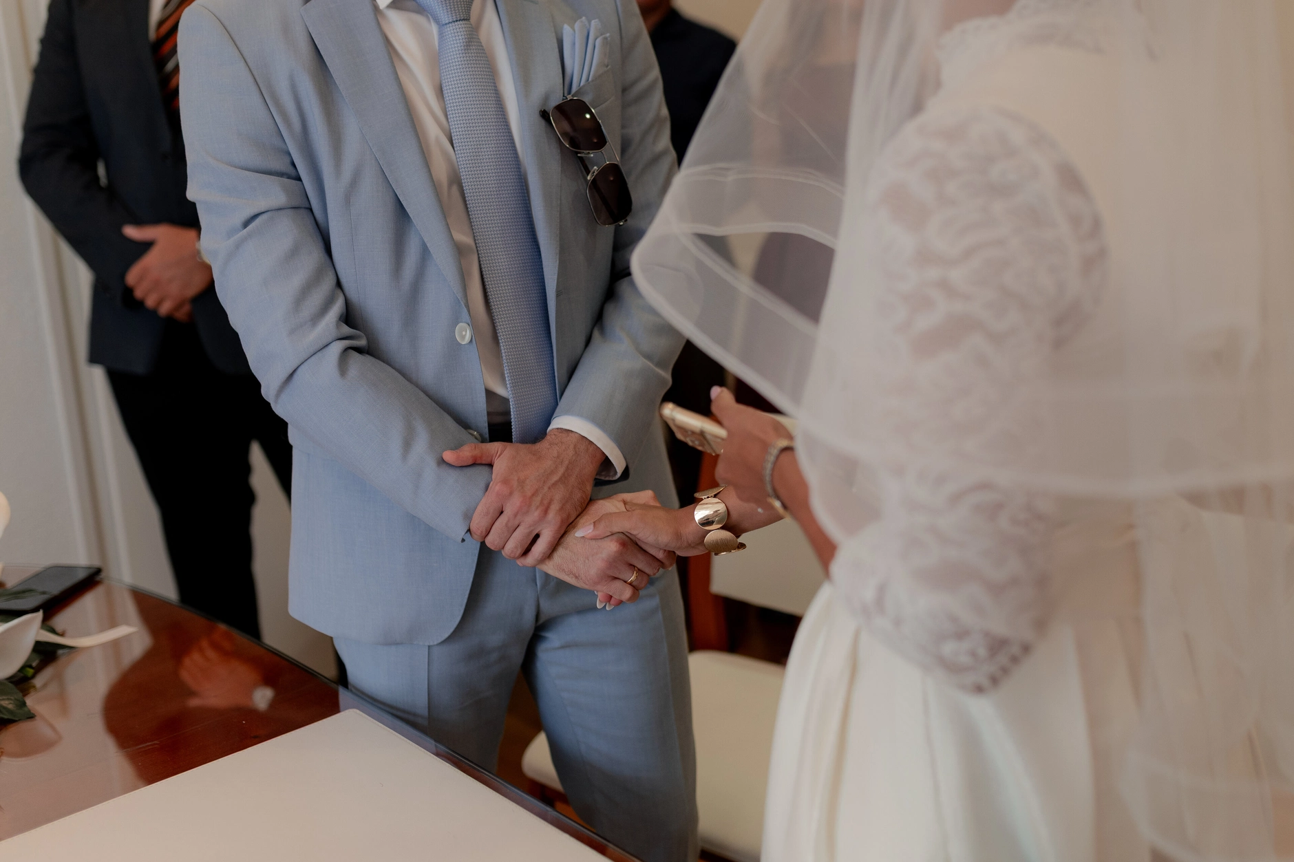 Virginia and Romano – Arriving at the entrance of Wolfratshausen Standesamt