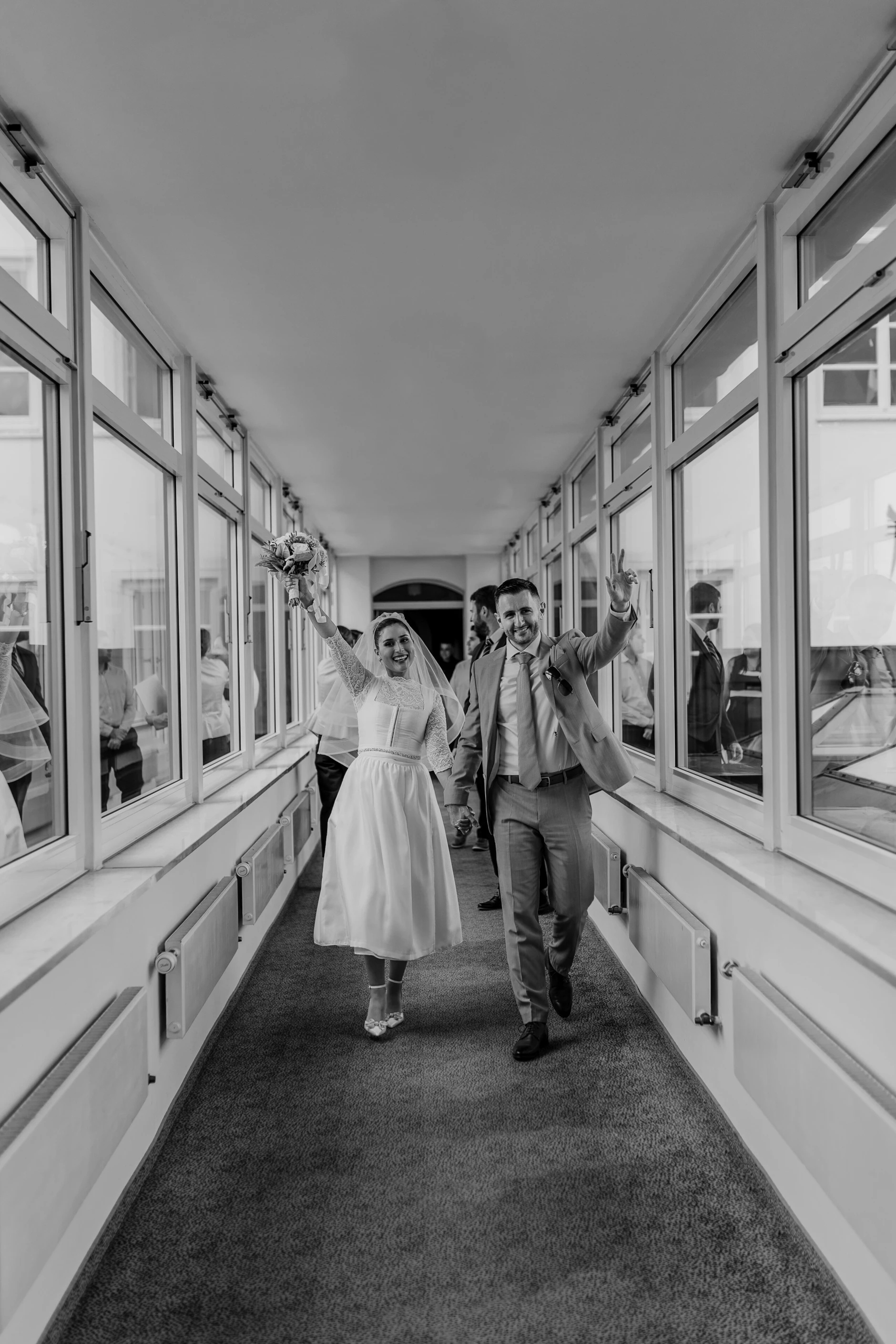 Virginia and Romano – Arriving at Wolfratshausen Standesamt