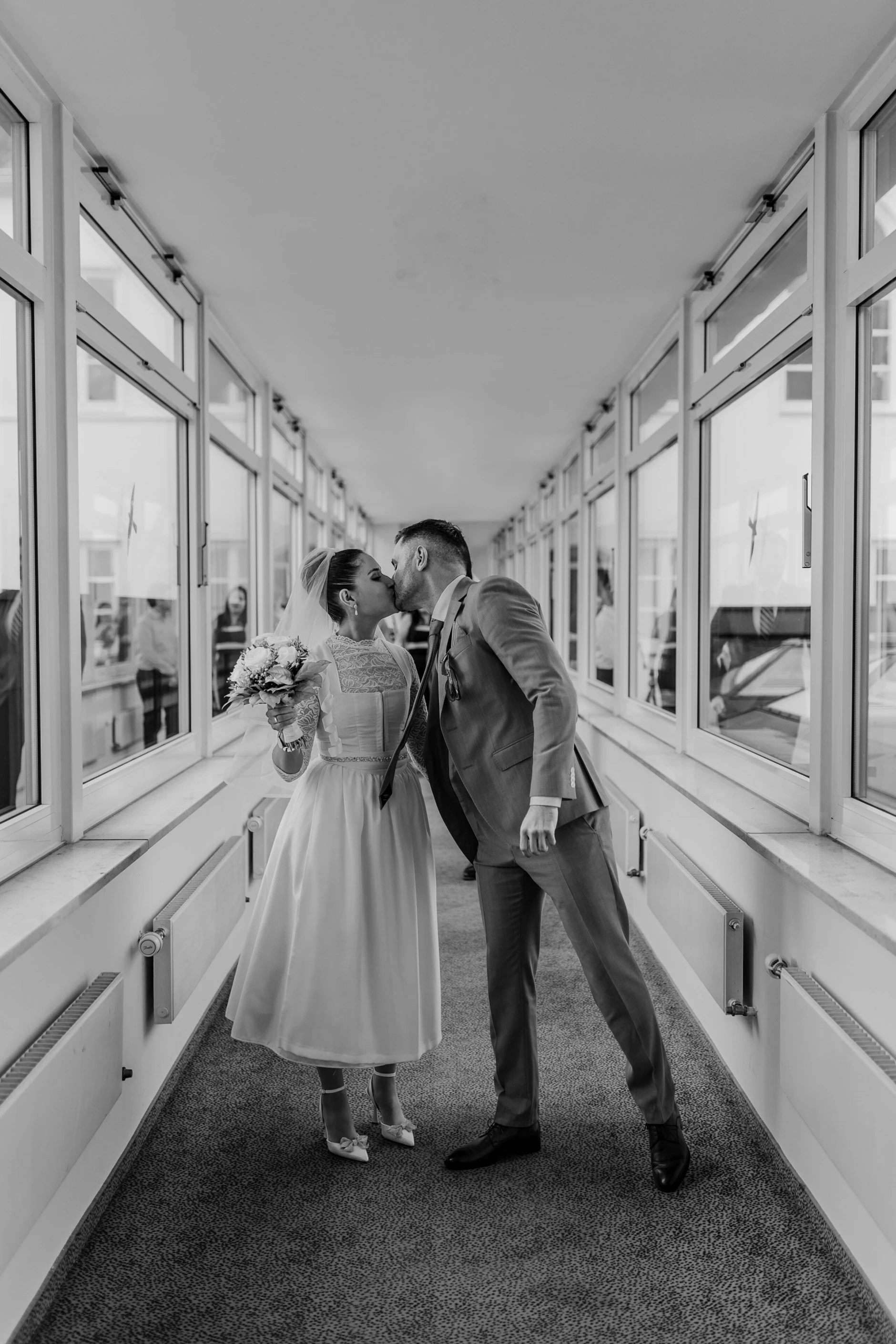 Virginia and Romano – Arriving at Wolfratshausen Standesamt