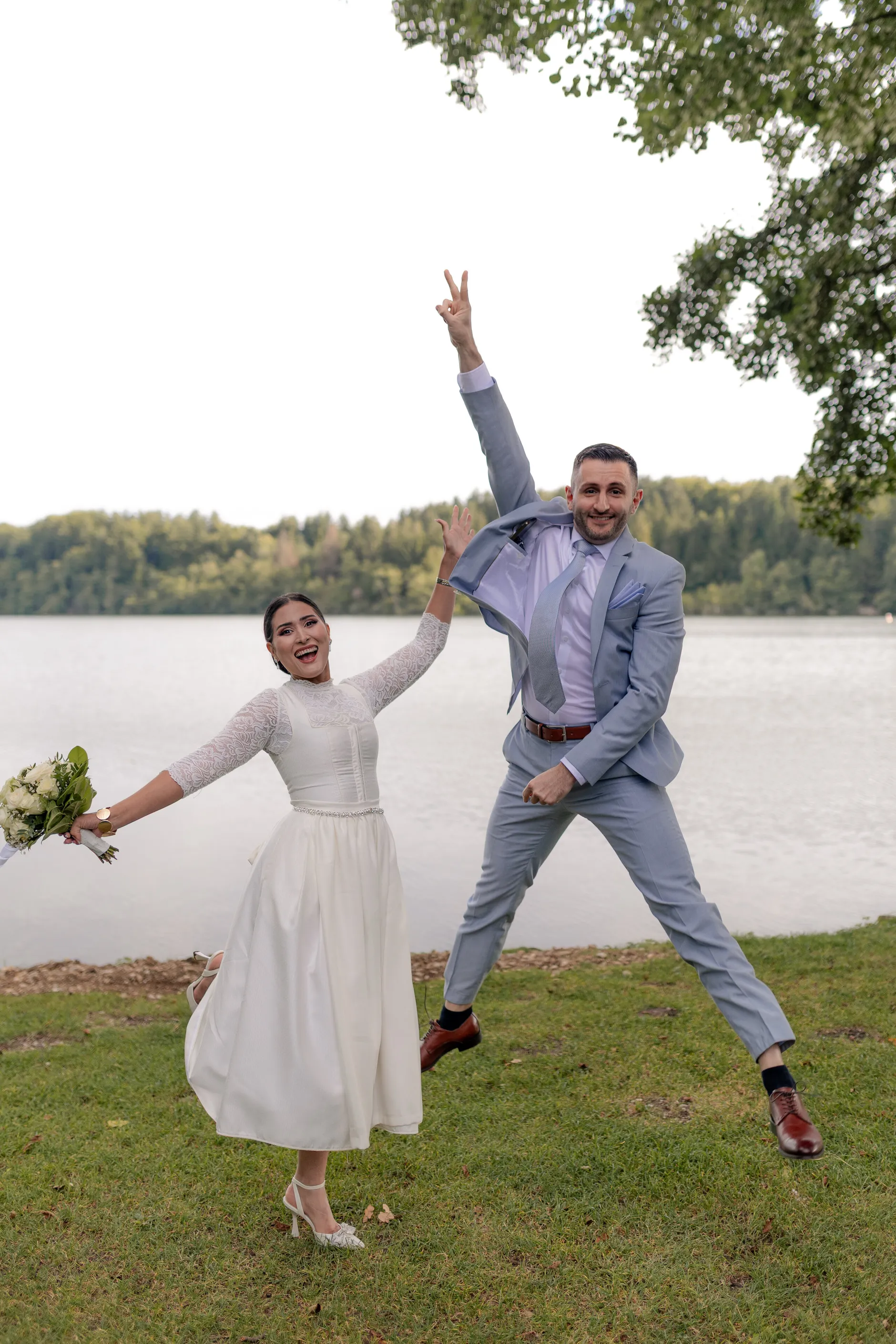 Virginia and Romano – jumping in celebration in Wolfratshausen, Upper Bavaria