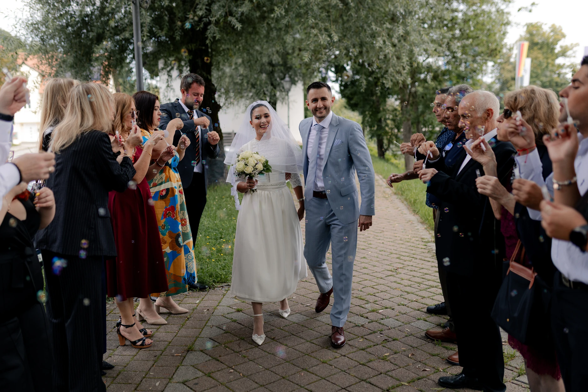 Virginia and Romano – Arriving at Wolfratshausen Standesamt