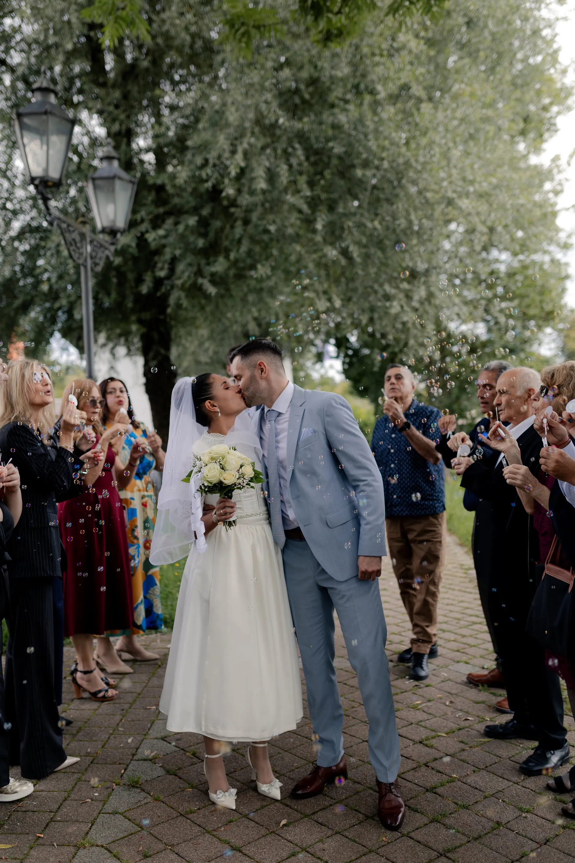 Virginia and Romano – Arriving at Wolfratshausen Standesamt